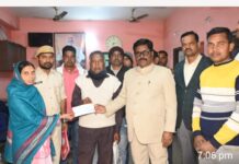 तिलैया में हाथी हमले में मृत युवकों के आश्रितों को मंत्री योगेंद्र प्रसाद ने सौंपा मुआवजा