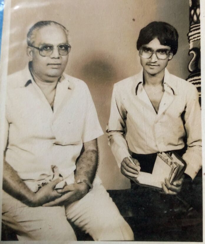 गुमला जिले के प्रथम उपयुक्त द्वारका प्रसाद सिन्हा से इंटरव्यू करते हुए ब्यूरो चीफ गणपत लाल चौरसिया